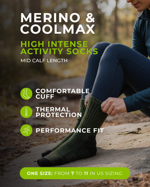 Persoon draagt groene sokken met tekst die kenmerken benadrukt zoals comfortabele boord, thermische bescherming en prestatiegerichte pasvorm.