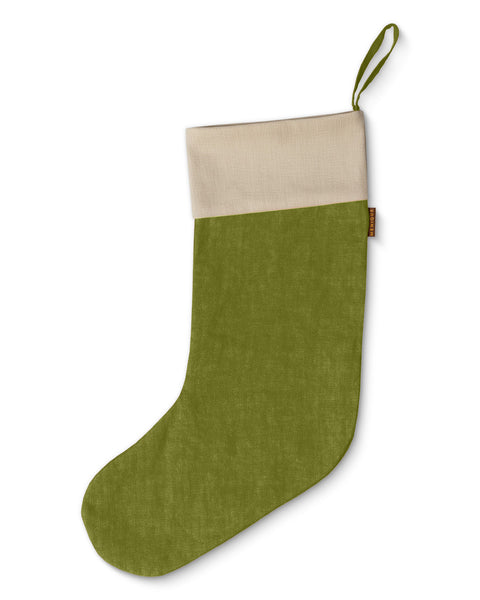 Groene en beige kerstkous op een witte achtergrond