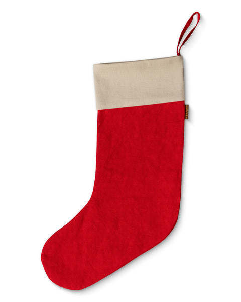 Rode kerstkous met beige bovenkant op een witte achtergrond