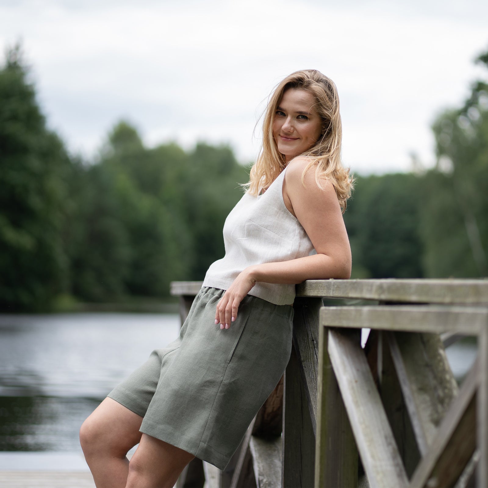 Bermudashort van linnen in de kleur wolkachtig blauw. Hooggetailleerde langere short met zakken en elastische tailleband.