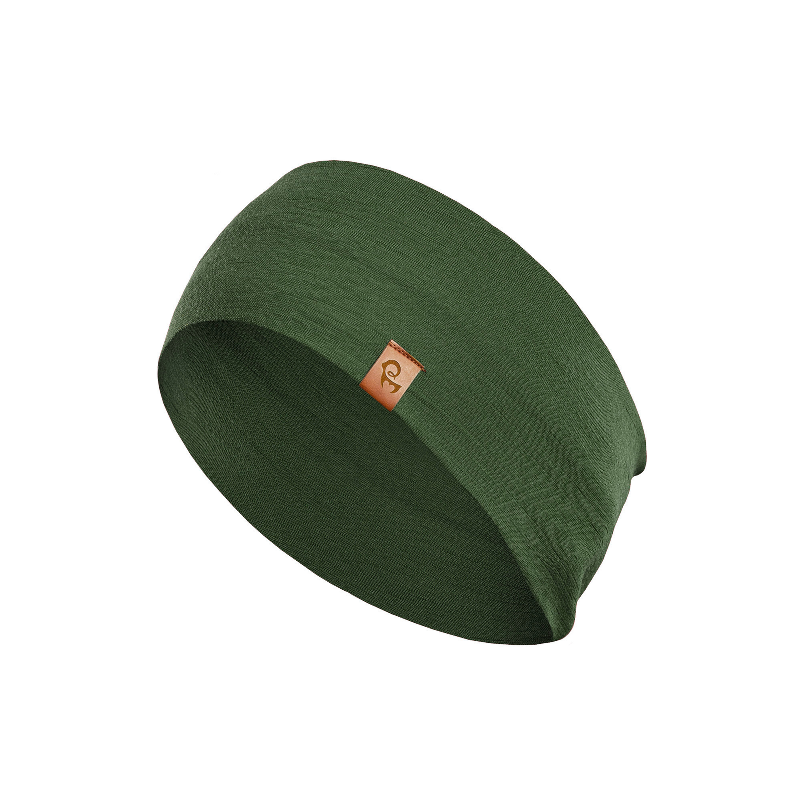 De foto toont een man die in een bos zit. Hij kijkt opzij, met zijn handen op zijn knieën, in elkaar gevouwen. Hij draagt een donkergroene menique merino hoofdband met een klein logo aan de zijkant vooraan. Ook draagt hij een mouwloos menique merino zwart shirt.
