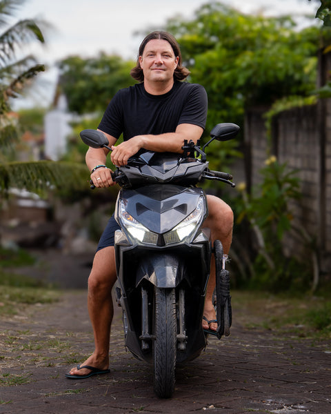 Man wearing regular fit t-shirt from 100% Merino wool in black color