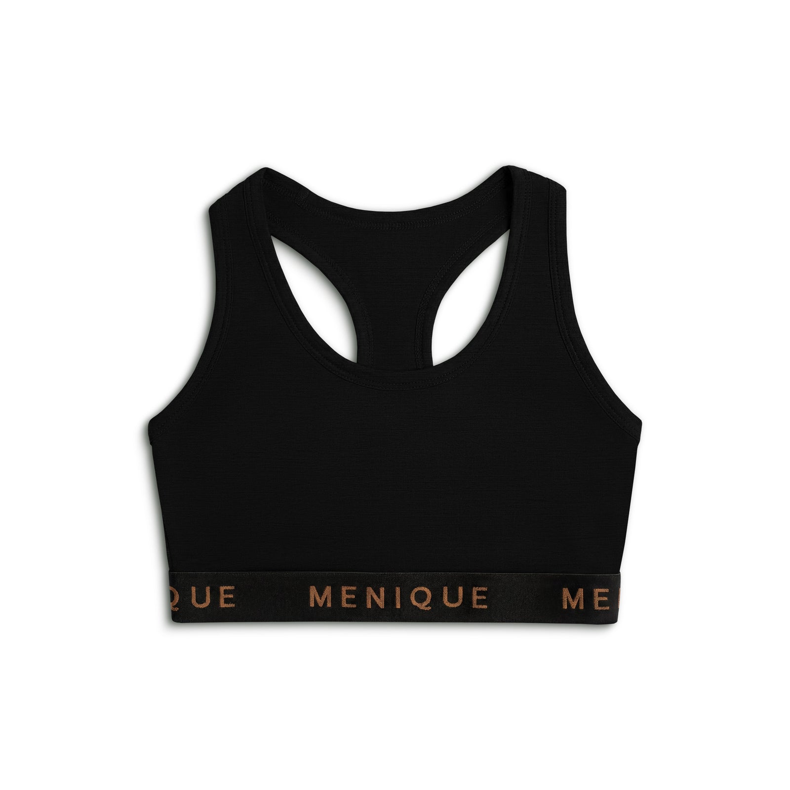 Vrouw draagt een zwarte sportbeha van merinowol met racerback-ontwerp, poseert met één arm omhoog.
