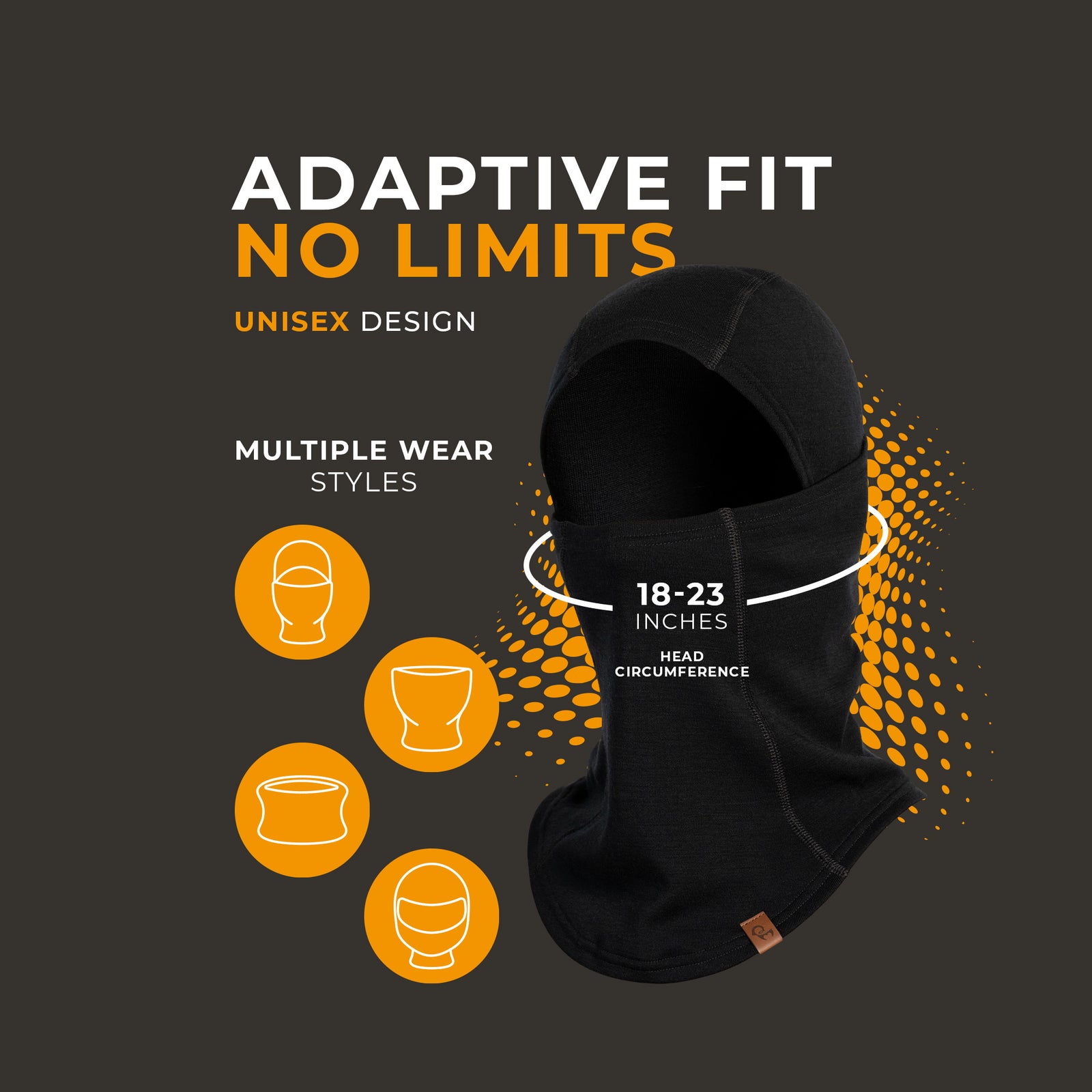 Man in een groene merinowollen basislaag met een zwarte bivakmuts, staand in een zonovergoten bos.