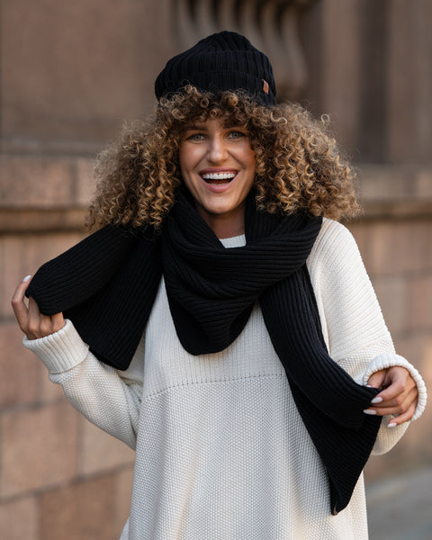 Women's Knit Thick Scarf Merino in black color.