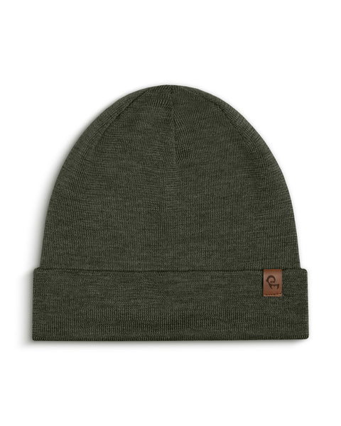 Packshot of menique light beanie in the color dark green in the white background