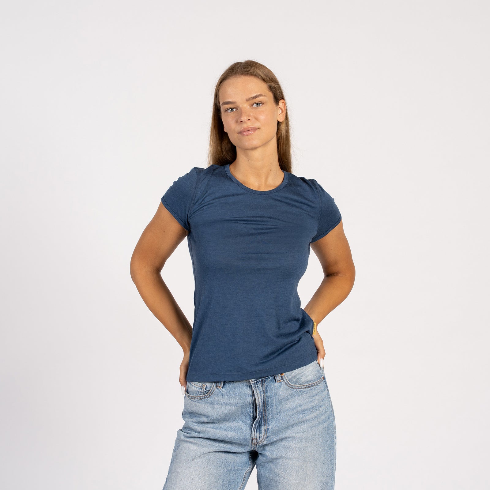 Zijaanzicht van model dat een denim Merino T-shirt draagt – zacht, lichtgewicht wollen shirt