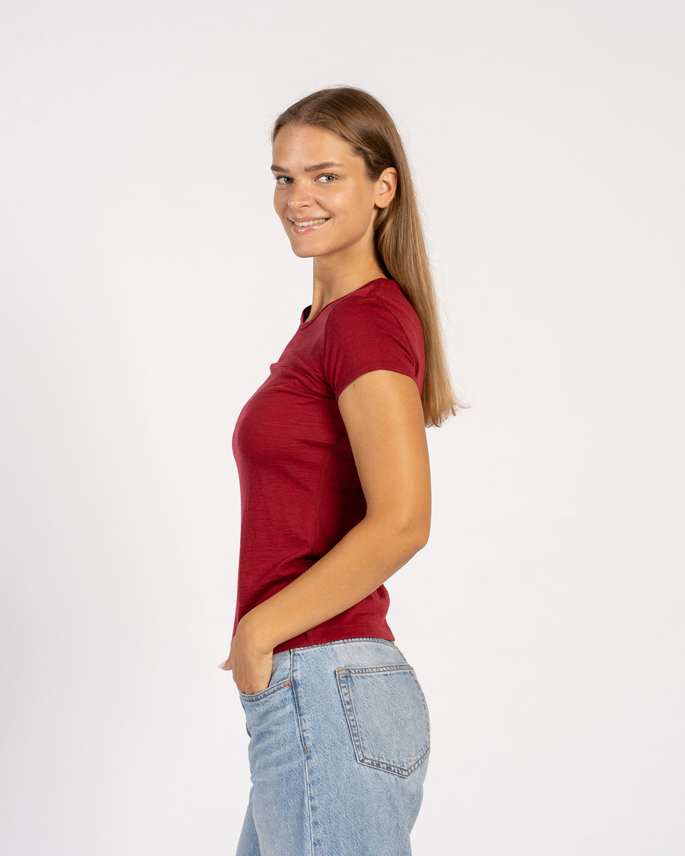 Zijaanzicht van model dat een royal cherry Merino T-shirt draagt – zacht, lichtgewicht wollen shirt