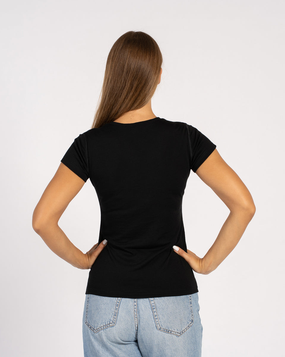 Achteraanzicht van een zwart dames T-shirt met V-hals en korte mouwen van merinowol.