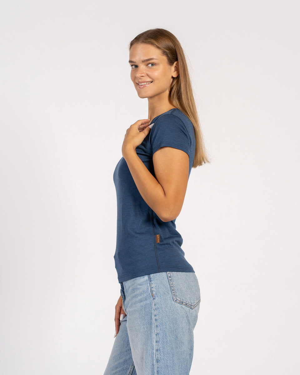 Zijaanzicht van een denimblauw dames T-shirt van merinowol met V-hals en korte mouwen.