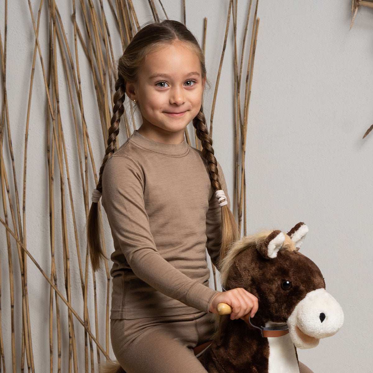 de menique kinder 160gsm merino longsleeve in beige kleur, voorkantzicht.